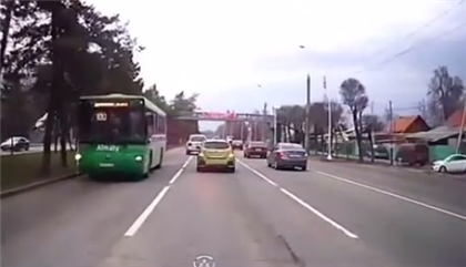 В Алматы на видео попал автобус, который ехал по встречной полосе