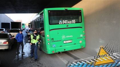 "Байговали" между собой: серьезное ДТП с автобусом произошло на Кульджинском тракте