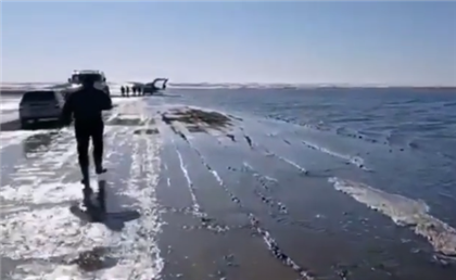  "Море пришло" - люди шутят над видео с затопленной дорогой в Павлодарской области