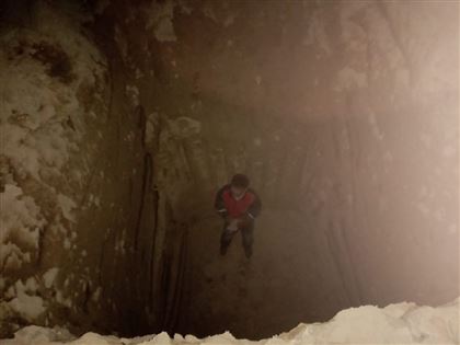 Шымкентец, разговаривая по телефону, провалился в 4-метровую яму