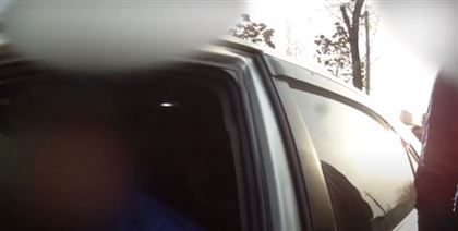 В Жетысае водитель протащил полицейского на двери авто