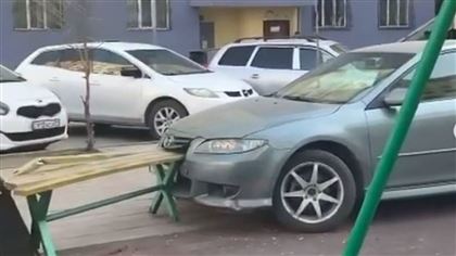 В Алматы машина без водителя врезалась в скамейку на детской площадке