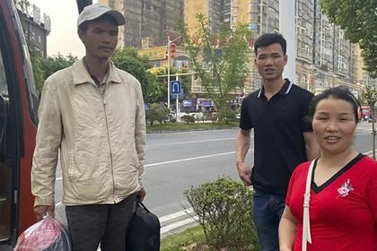 В Китае мужчина 10 лет провел в рабстве и случайно нашел родственников