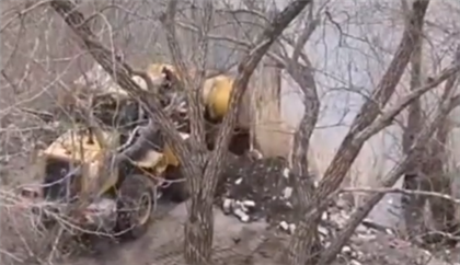 На стройке в Павлодаре бульдозер сбросил строительный мусор в реку - видео