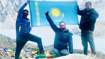 Нурсултан Назарбаев пообещал помочь покорившей Эверест без ног казахстанке