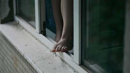 "Шагнувшая из окна" девушка попала на видео в Алматы 