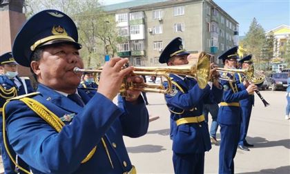Оркестр исполнил песни военных лет под балконом ветерана в Актобе