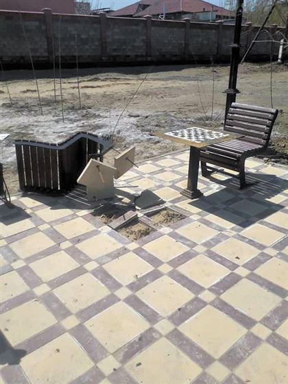 В Кызылорде вандалы покуражились в недавно отреставрированном городском парке железнодорожников