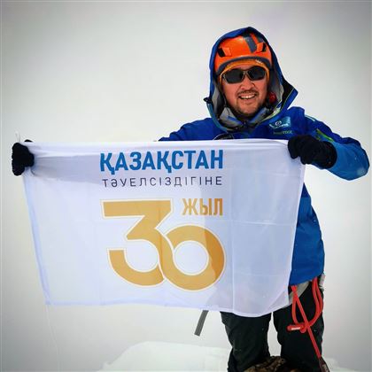 Альпинист Максут Жумаев покорил гималайский пик Лобуче в честь 30-летия независимости Казахстана