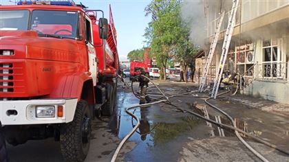 7 человек спасли из горящего здания в Алматы