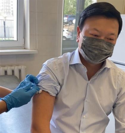 Вторую прививку QazVac получил министр здравоохранения Алексей Цой