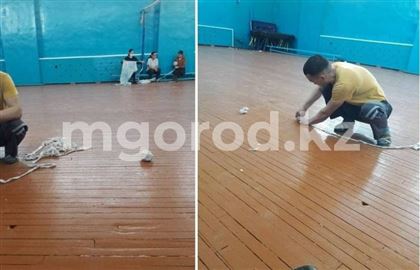 Учителя заделывают дыры в капитально отремонтированной школе в Атырау