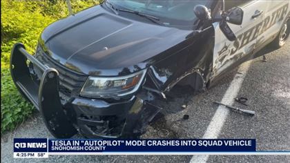Tesla на автопилоте врезалась в полицейское авто