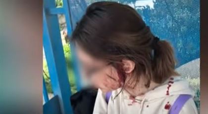 В Алматы задержали женщину, которая избила девочку на остановке