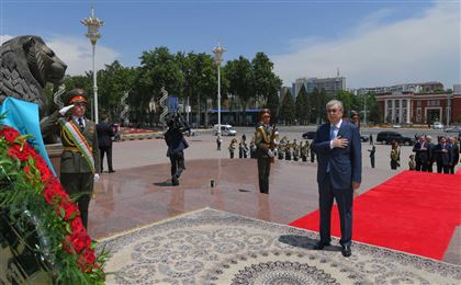 Президент Казахстана в Душанбе возложил венок к монументу основоположника таджикского государства
