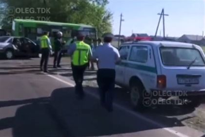 Водитель школьного автобуса допустил столкновения с двумя машинами в Талдыкоргане 
