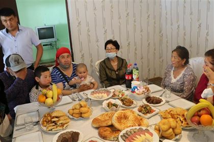 Выпускники, окончившие школу 20 лет назад, подарили дом многодетной семье из Туркестанской области