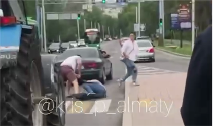 "Двое на одного" - в Алматы избили человека посреди проезжей части