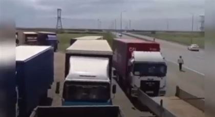 Казахстанские дальнобойщики выразили недовольство из-за введения платных дорог