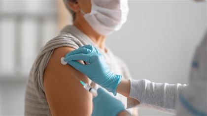 Эффективность вакцин для женщин и мужчин сравнили эксперты