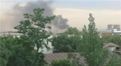 В Алматы загорелся склад 