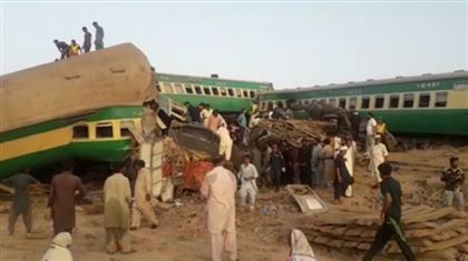 В Пакистане при столкновении поездов погибли 36 человек
