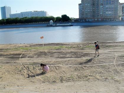 Прошлогодний песок с пляжа в Атырау унес ветер