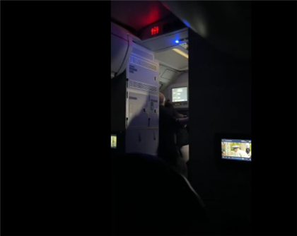 Пассажир попытался открыть дверь самолета во время полета 