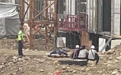 Работник упал со стройки в Алматы и погиб
