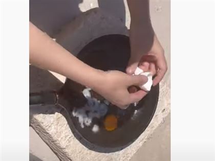 Жители Жанаозена сняли на видео процесс приготовления яичницы на нагретом под солнцем камне 