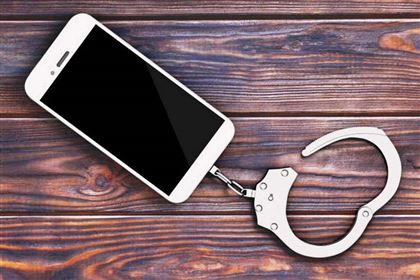 Жительница Кызылординской области украла телефон у подчиненной и оформила на нее кредит