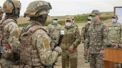 Министр обороны Казахстана ознакомился с ходом подготовки военнослужащих к "АрМИ-2021"