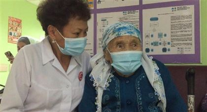 99-летняя мать-героиня из Алматы привилась от коронавируса