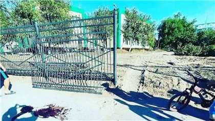 "Ребенок находится между жизнью и смертью" - металлический забор упал на мальчика в Темиртау