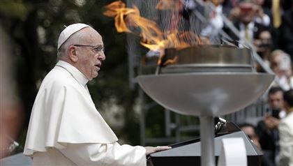 Папа римский впервые после операции появился на публике