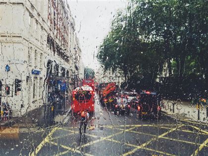 В Лондоне сильный дождь затопил улицы