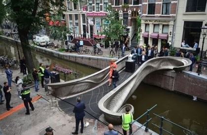 В Амстердаме открыли напечатанный на 3D-принтере стальной мост