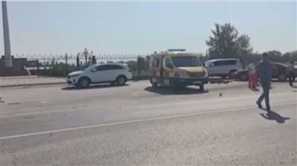 В Кызылординской области автомобиль с двумя девушками упал с моста в канал