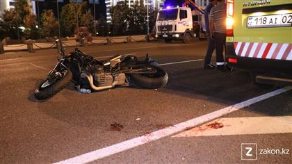 На площади Республики в Алматы мотоциклист сбил женщину с ребенком