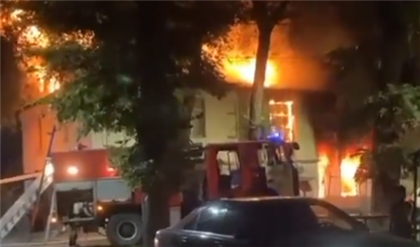 Ночью в Алматы сгорел дом - видео