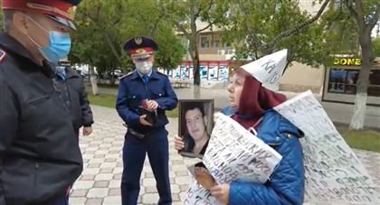 Обвиняющая полицейских в смерти сына женщина объявила голодовку в Петропавловске 