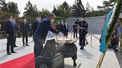 Президент Казахстана возложил венок к монументу павшим за Родину в Сеуле