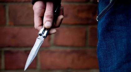В Нур-Султане 17-летний подросток напал с ножом на продавца магазина