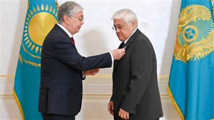 Глава государства присвоил Алибеку Днишеву звание "Қазақстанның Еңбек Ері"