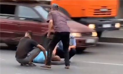 В Алматы грузовик сбил мужчину, перебегавшего дорогу