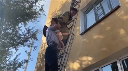 Спасение людей из горящей многоэтажки в Текели попало на видео