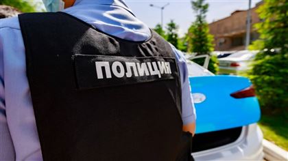 Намеренно "подрезал" коллегу, угрожал и оскорблял пассажиров: два автобуса столкнулись в Алматы