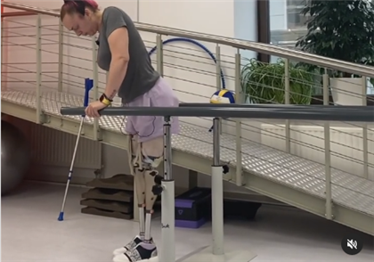 Казахстанка без ног, забравшаяся на Эверест, показала, как учится ходить на протезах