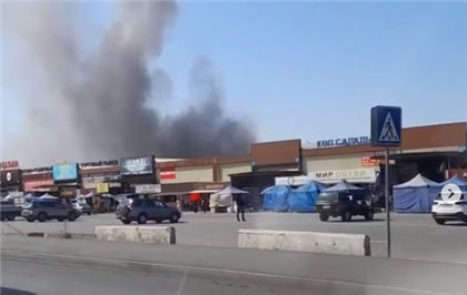 В Алматы снова горит барахолка - видео