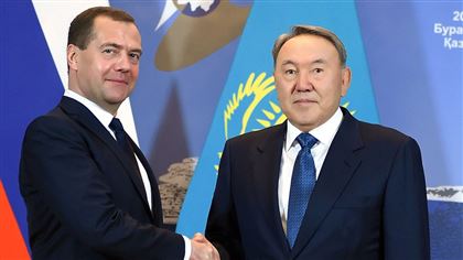 Елбасы поздравил Дмитрия Медведева